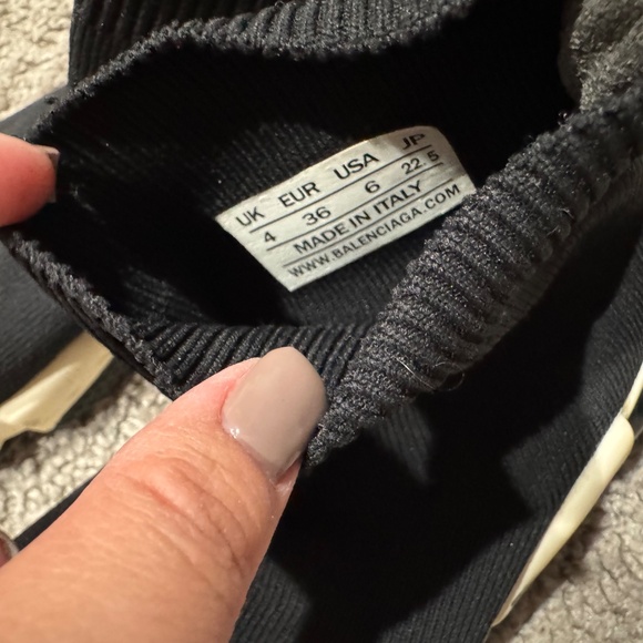 Black sneakers - Picture 2 of 5